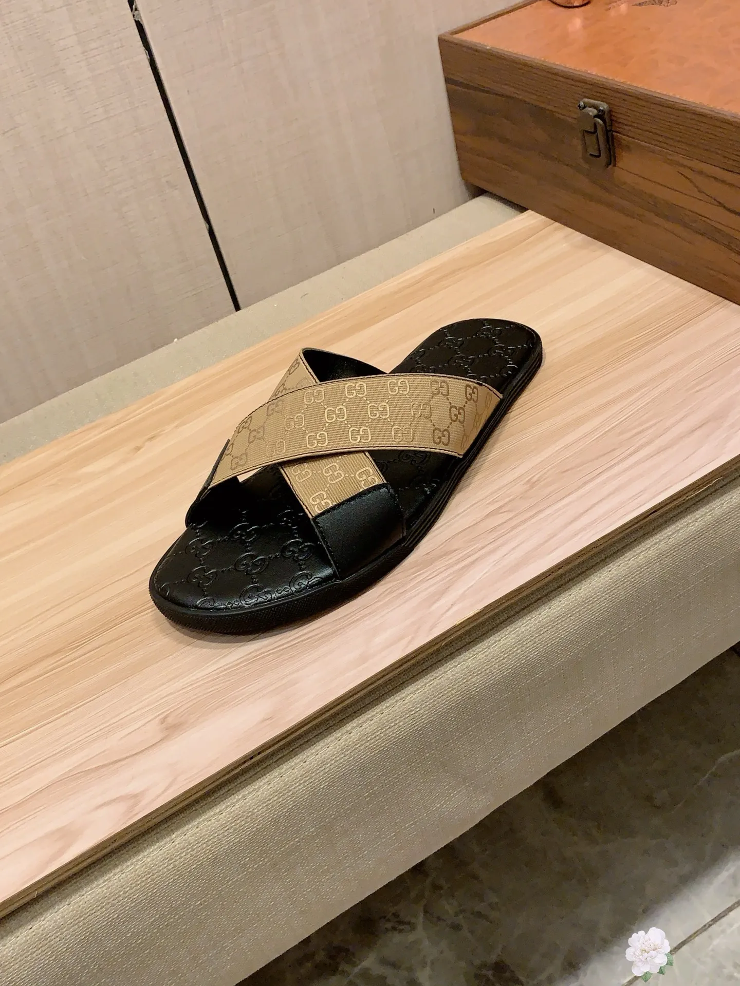 Slippers: New model: Factory price: 260💰💰🎩🎩🔥🔥《 Gucci* 》Series of slippers top purchasing agent🔍🔍Sold at the same time for men, original Italian imported webbing made of selected cowhide, exquisite workmanship,), sole: (super comfortable) original factory special sole, ⚠️exclusive double-layer movable molded sole super comfortable⚠️, real shot🎬the real thing is more beautiful🔍🔍266 regular code 38-44, can be ordered 45.